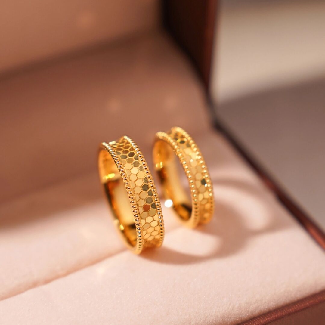 Women Accessories Dubai - Anello a nido d'ape lucido Color