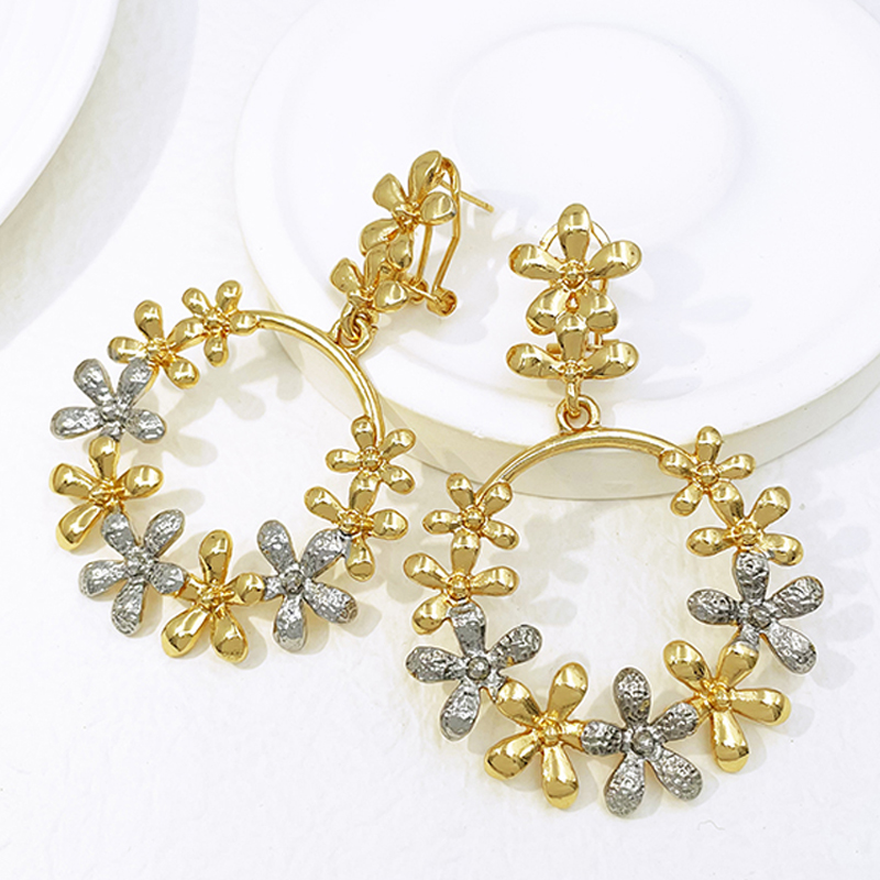 Women Accessories Dubai - Orecchini Pendenti Grandi da Donna Placcati