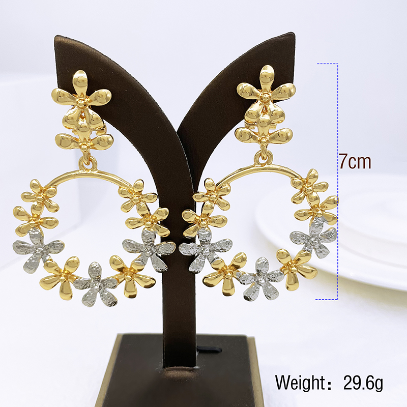 Orecchini Pendenti Grandi da D - Women Accessories Dubai recensione e prezzo